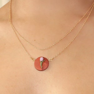 lente lila ketting, gouden ketting gelaagde ketting, sierlijke bloem ketting, polymeer klei ketting, lente natuur cadeau, handgemaakte ketting