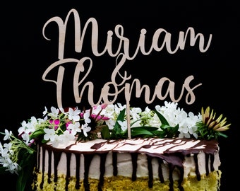 Elegant cake topper with individual names - the perfect crowning touch for your wedding cake