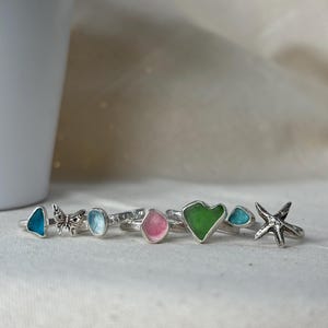 Anillo de cristal marino personalizado: joyería de playa de plata esterlina grabada