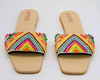 Sandalias florales bordadas: diseño tipo alpargata con cuentas