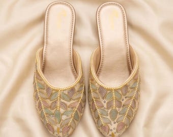 パステルカラーの葉模様の刺繍とスパンコールがあしらわれた、手作りのライトゴールドのミュール