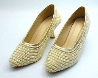 パールとゴールドの刺繍が施されたヒール：インドのジュッティ・クッサ・シューズ
