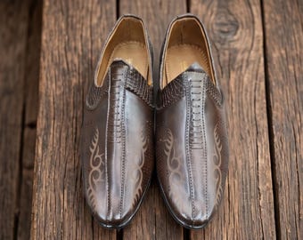 Dunkelbraune Jutti Khussa Mojari Schuhe für Herren: Indisches Ethno-Design