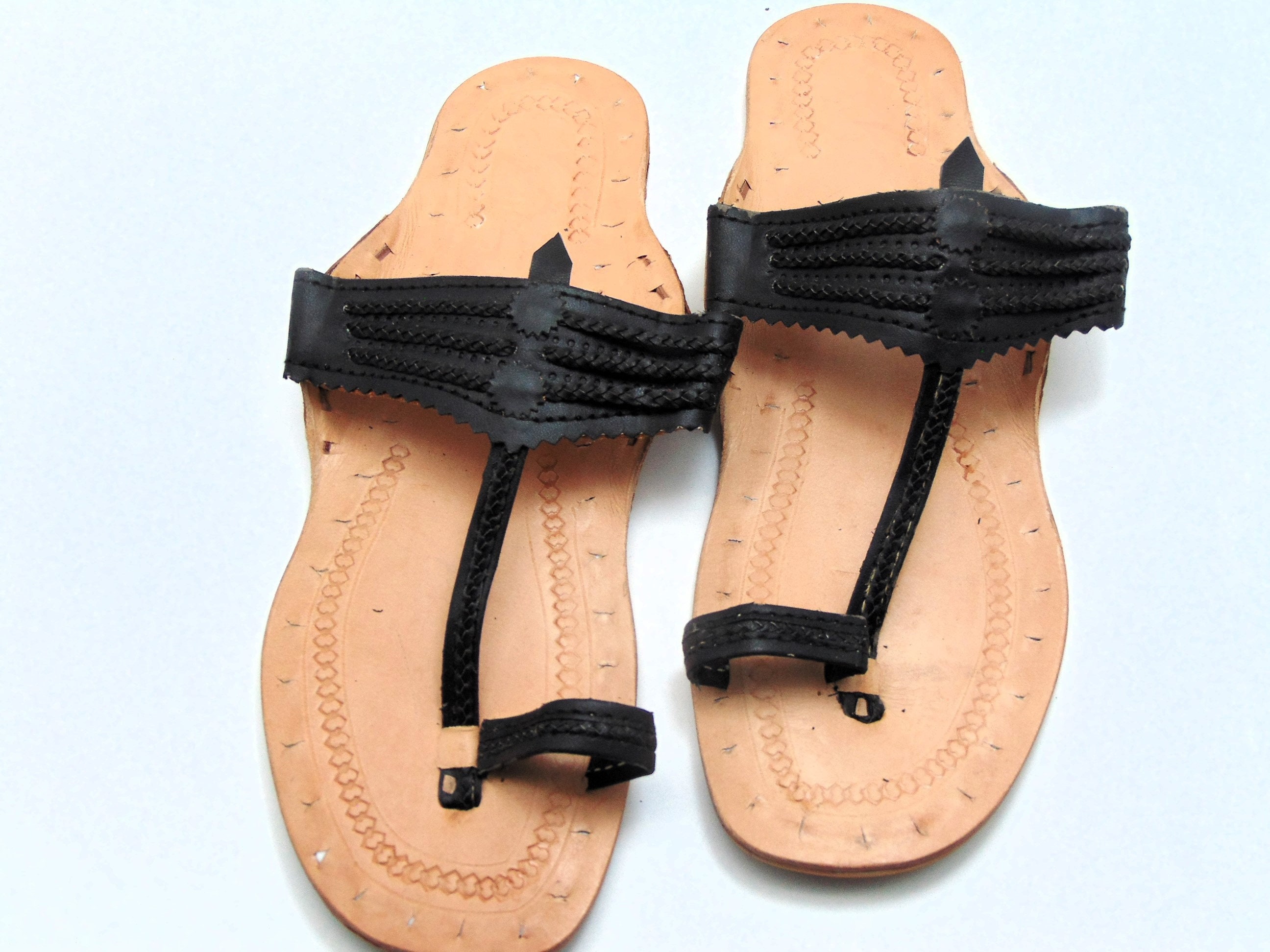 Ethnic Womens Indian Kholapuri Toe strap Leather Chappals/Sandals, Hippie, Jesus Buffalo slides Beachwear.