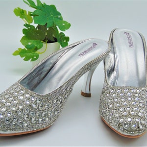 Hochzeitsschuhe mit Absatz Brautschuhe in Silber bestickt mit Strasssteinen und Kristallen
