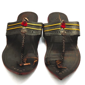 Handcrafted Kolhapuri Leather Sandals: Ethnic Indian Toe Strap Slides