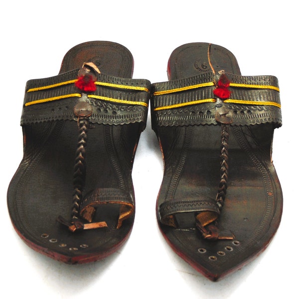 Kolhapuri Ethnic Indian Men's Brown Narrow Leather Chappals/Sandals, Toe strap Leather, Hippie, Jesus Buffalo slides Beachwear.