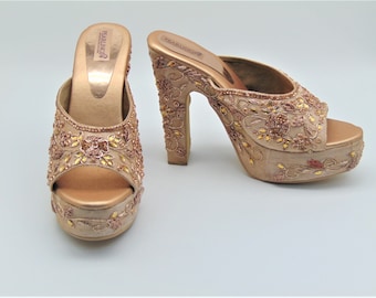 Mules de novia bordados a mano: cuñas de plataforma para boda en oro rosa