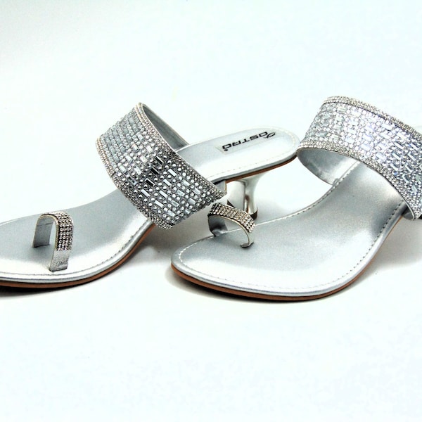 Wedge heels in silver with a toe ring and straps adorned with crystals and rhinestones in an original pattern.