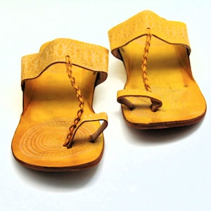 Ethnic Womens Indian Kholapuri Toe strap Leather Chappals/Sandals, Hippie, Jesus Buffalo slides Beachwear.