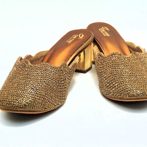 Coin de mariage à talons, chaussures de mariée en bronze brodées de strass et de fil d'or foncé avec talons pointus