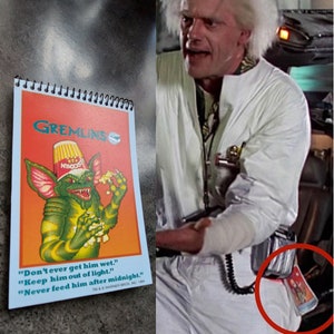 Könnte beinhalten: Ein Notizblock mit einem Filmplakat von Gremlins, auf dem ein grünes, pelziges Wesen mit großen Ohren zu sehen ist. Auf dem Plakat steht der Text "Lass ihn niemals nass werden." "Halte ihn vom Licht fern." "Füttere ihn niemals nach Mitternacht."