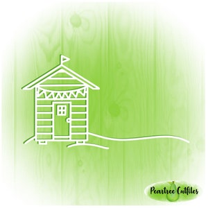 Peut inclure: Contour blanc d'une maison de plage avec un drapeau sur le toit et une guirlande de drapeaux suspendue au-dessus de la porte. La maison est sur un fond de bois vert avec le texte "Peartree Cutfiles" dans le coin inférieur droit.