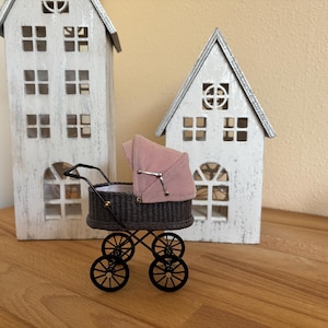 Miniatur Korb Kinderwagen, Puppenwagen 1:12 handgefertigt für die Puppen