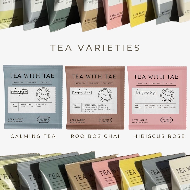 K&ouml;nnte beinhalten: Eine Auswahl an Teesachets in verschiedenen Farben, darunter Blau, Braun und Rosa. Jedes Sachet tr&auml;gt die Marke "Tea With Tae" und die Teesorte, wie "Calming Tea" und "Rooibos Chai". Das Bild zeigt auch den Text "Tea Varieties".