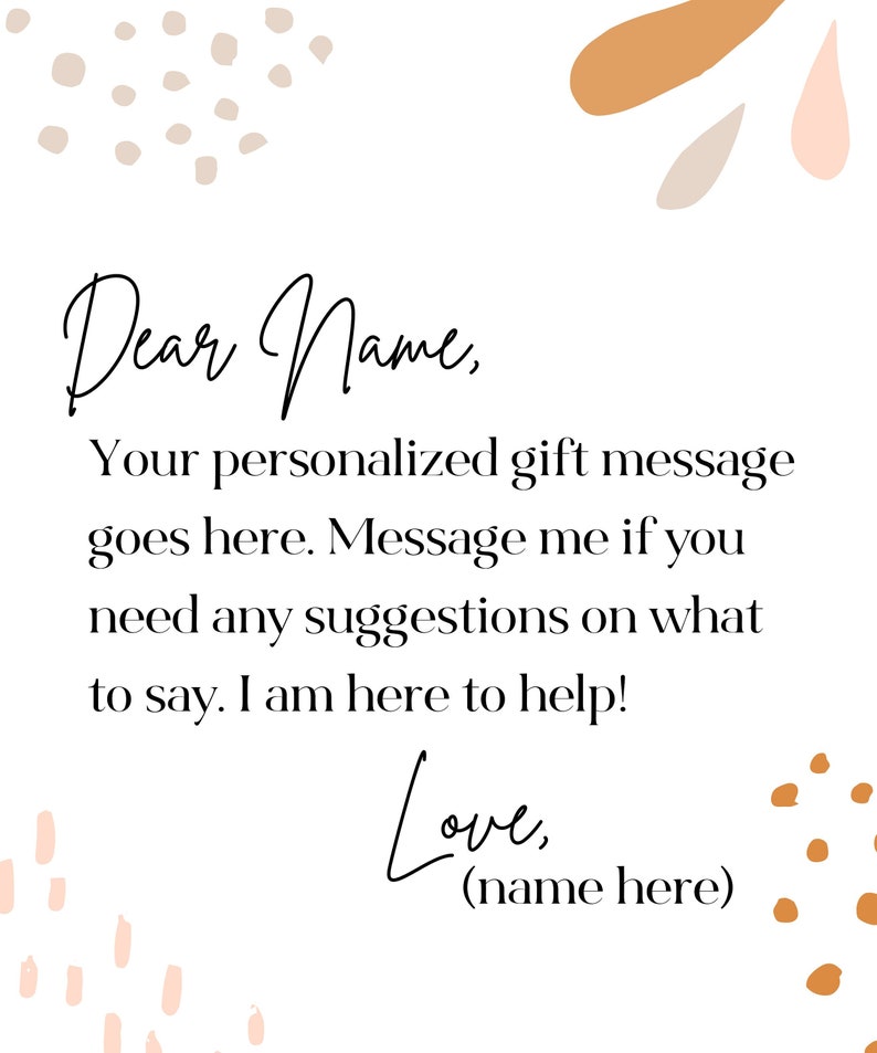 K&ouml;nnte beinhalten: Wei&szlig;er Hintergrund mit handschriftlichem Text: &bdquo;Liebe/r Name, Ihre personalisierte Geschenkmitteilung steht hier. Schreiben Sie mir, wenn Sie Vorschl&auml;ge brauchen. Ich helfe gerne! Liebe, (Name hier).&ldquo; Dekorative Formen.