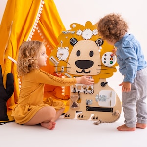 Lion Edmund Busy Board, Personnalisé, Cadeau d'anniversaire, Éducatif, Conseil d'activité, Conseil sensoriel, Jouets en bois Montessori image 1