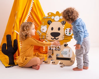 Lion Edmund Busy Board, Personnalisé, Cadeau d'anniversaire, Éducatif, Conseil d'activité, Conseil sensoriel, Jouets en bois Montessori