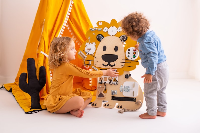 Lion Edmund Busy Board, Personnalisé, Cadeau d'anniversaire, Éducatif, Conseil d'activité, Conseil sensoriel, Jouets en bois Montessori image 1