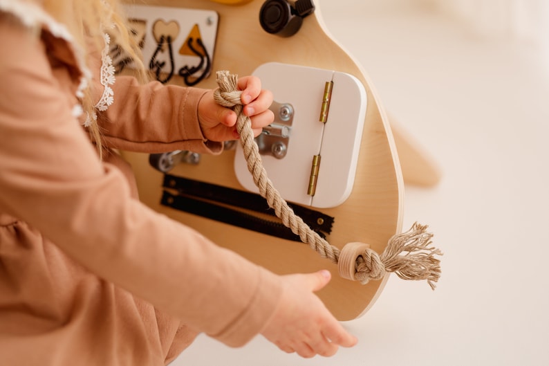 Lion Edmund Busy Board, Personnalisé, Cadeau d'anniversaire, Éducatif, Conseil d'activité, Conseil sensoriel, Jouets en bois Montessori image 3