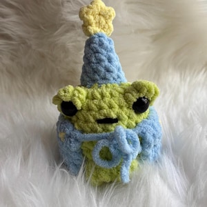 Crochet wizard frogs