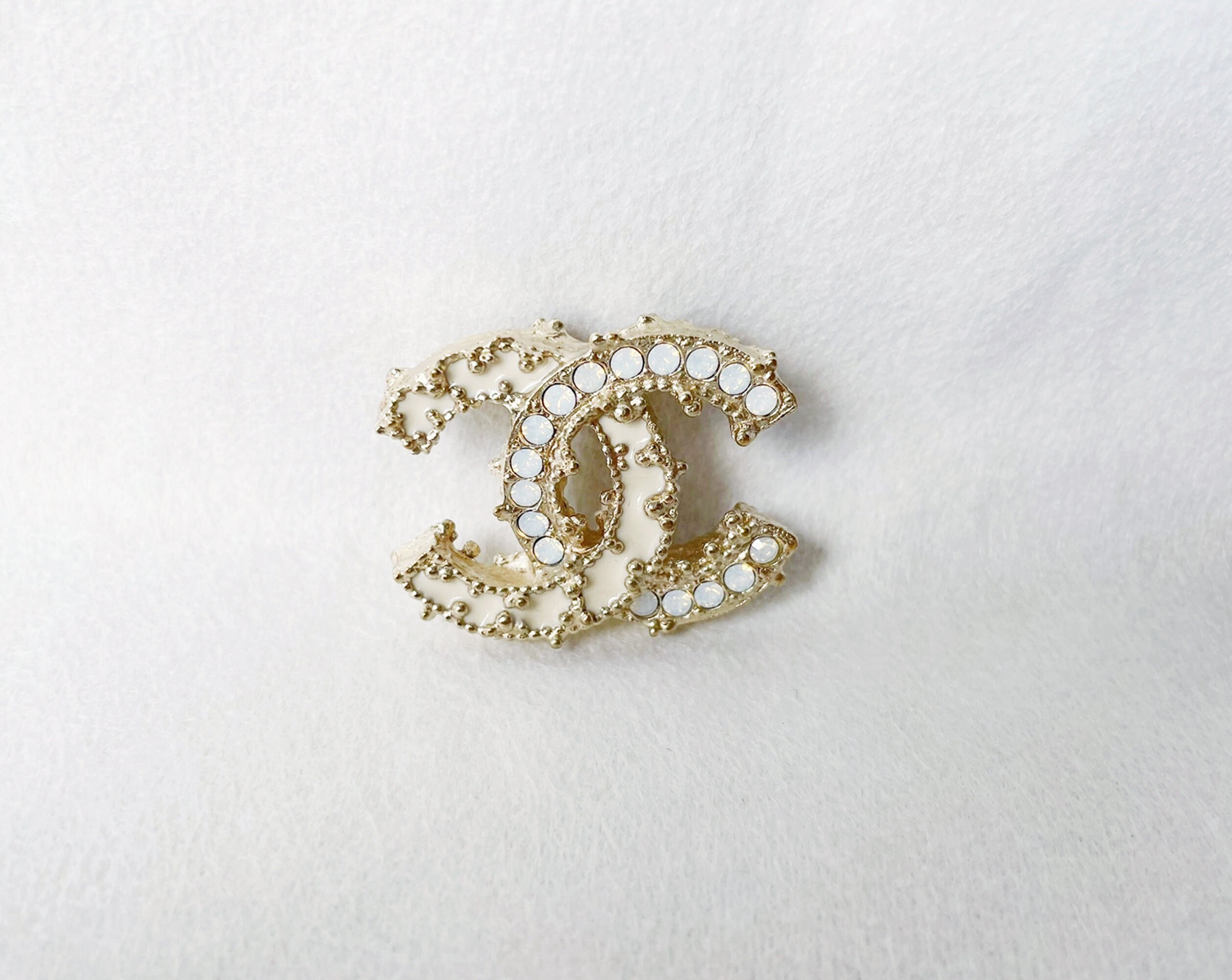 Chanel CC brown and black pearl brooch Loop Generation #56 Chanel CC brown and black pearl brooch Loop Generation