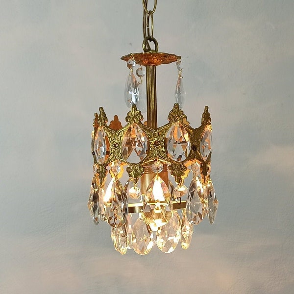 Antique Vintage Chandelier Latón & Cristal Pequeño Candela Francés Modelo Lámpara de Techo Lámpara de Techo Iluminación desde la década de 1950.