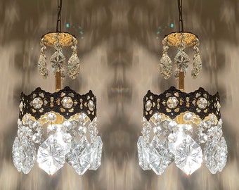 Paar Antike / Vintage Messing & Kristalle Kronleuchter Beleuchtung, Deckenleuchte, Beleuchtung Pendelleuchte Glas Lampenfassungen aus den 1950er Jahren