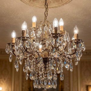 Lampadario antico/vintage in ottone e cristallo • Lampada da soffitto francese a 12 bracci, anni '70