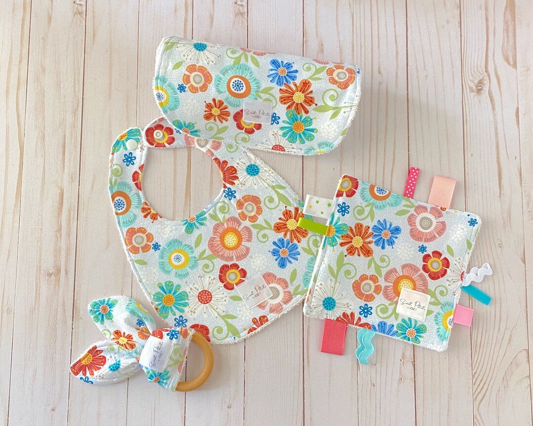 Daisy, Daisy Baby Gift Set, Daisy Bib and Burp Cloth, Daisy Crinkle Tag