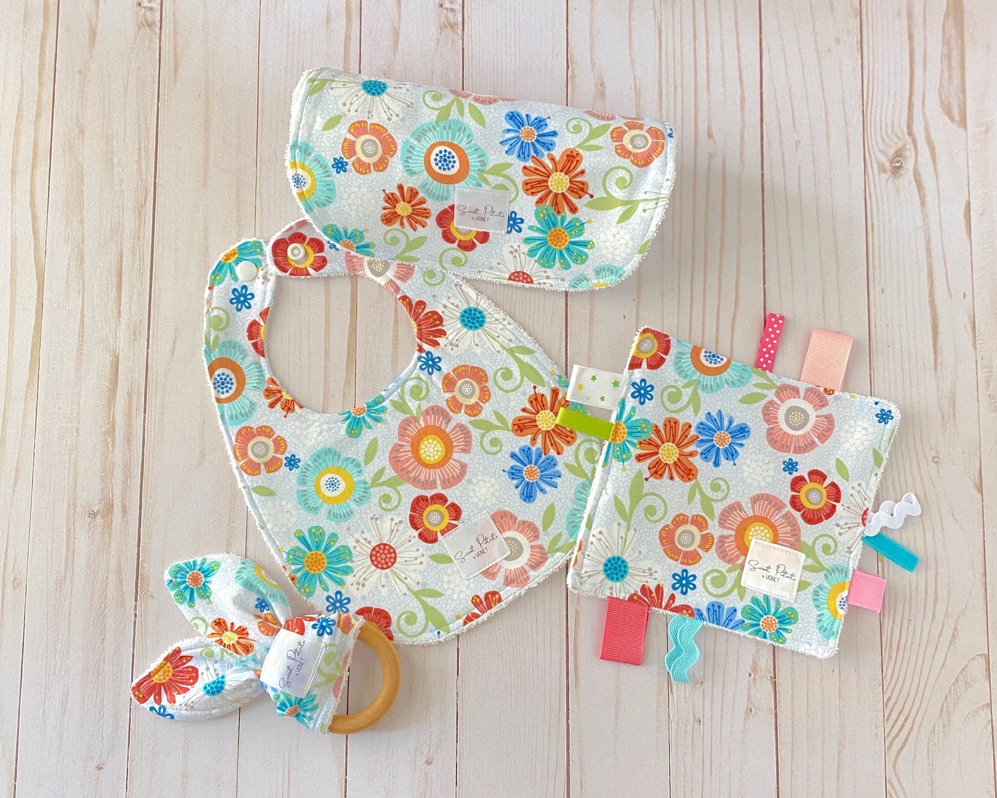 Daisy, Daisy Baby Gift Set, Daisy Bib and Burp Cloth, Daisy Crinkle Tag