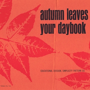 Könnte beinhalten: Ein roter und weißer Umschlag mit einem Design aus Herbstblättern und dem Text "autumn leaves for your daybook". Der Text "EDUCATIONAL DIVISION, SIMPLICITY PATTERN CO." ist unten auf dem Umschlag gedruckt.