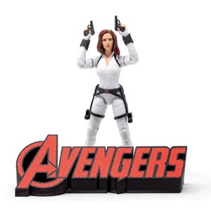 Può includere: Figurina d'azione di Black Widow che tiene due pistole, in piedi su un logo "AVENGERS" nero e rosso.