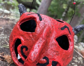 Seau d'Halloween en papier mâché fabriqué par un artiste, tête de diable sournois, décoration chauffe-plat. Lanterne unique en son genre.