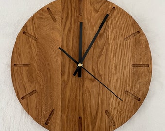 Moderne Holz Wanduhr aus Eiche 30cm groß auf Wunsch auch personalisierbar als Muttertagsgeschenk