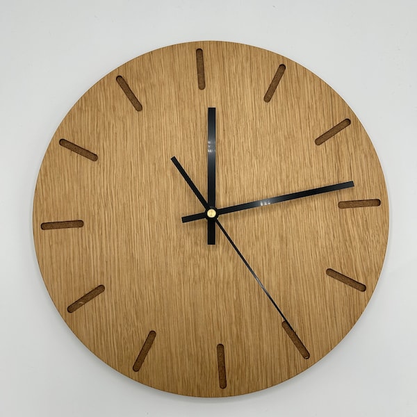 Moderne Wanduhr aus MDF/Eiche 30cm groß