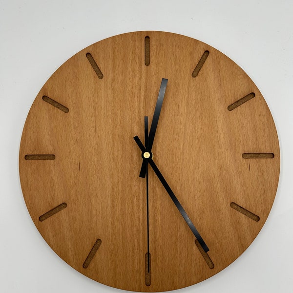 Moderne Wanduhr aus MDF/Buche 30cm groß