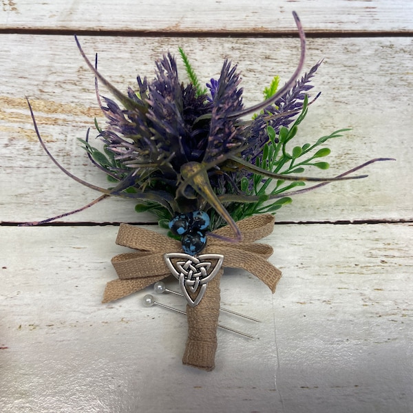 Faux artificiel pour hommes, chardon sauvage, boutonnière mariage (breloque celtique triangulaire). Livré avec boîte de présentation.