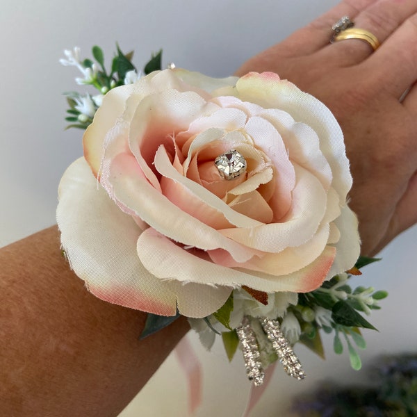 Corsage floral artificiel pour poignet en faux ivoire/rose poudré pour femme, fabriqué sur un ruban de satin rose pâle vintage. Avec boîte de présentation.