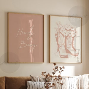 Cowgirl-Druck 2er-Set, Howdy Baby, Blumenstiefel, neutrale digitale Wandkunst, Blush-Rosa-Western druckbare südländische Mädchen-trendige adrette Poster