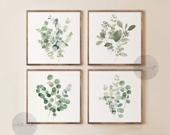 Könnte beinhalten: Set aus vier gerahmten Aquarelldrucken mit verschiedenen Arrangements von grünen Eukalyptusblättern. Die Drucke werden an einer hellbeigen Wand gezeigt.