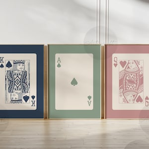 Ace, King and Queen Spielkarten Wandkunst Set mit 3 Drucken, digitale adrette Kunst, rosa und salbeigrüne druckbare Kunst, trendige Retro Plakate der Mitte des Jahrhunderts