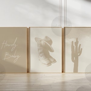 Cowboy Print 3er-Set, Howdy Baby, Stiefel und Hut, neutrale digitale Wandkunst, beiges druckbares südliches Kaktus-Poster, Wüsten-Kinderzimmer