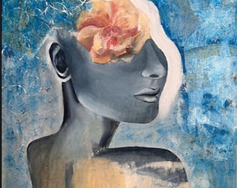 Puede incluir: Una pintura de la cara de una mujer con una flor que cubre un ojo. El fondo es un diseño abstracto azul y blanco.