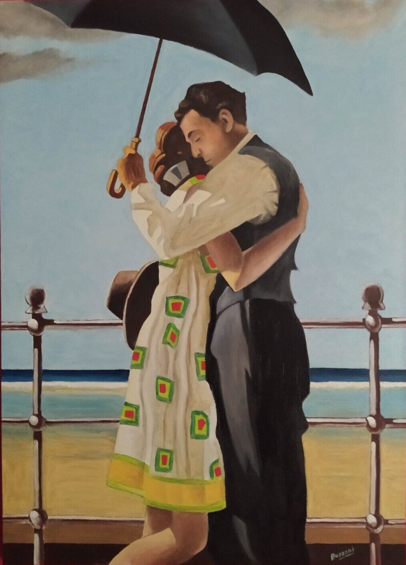 Puede incluir: Una pintura de una pareja abraz&aacute;ndose bajo una sombrilla negra en una playa. La mujer lleva un vestido blanco con cuadrados verdes y rojos. El hombre lleva un traje oscuro y una camisa blanca. La pintura est&aacute; ambientada en un cielo azul y una playa de arena.
