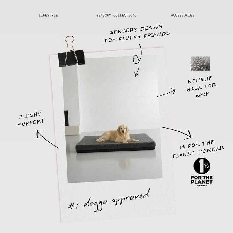 K&ouml;nnte beinhalten: Ein rechteckiges Hundebett in Dunkelgrau mit rutschfester Unterseite. Ein Golden Retriever liegt auf dem Bett. Der Text enth&auml;lt "Sensory Design for Fluffy Friends" und "doggo approved".