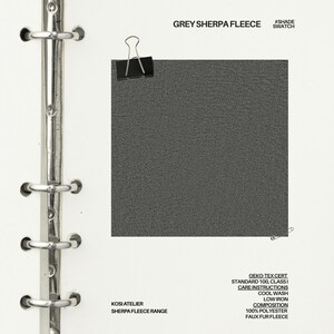 K&ouml;nnte beinhalten: Ein Muster aus grauem Sherpa-Fleece-Stoff, an einer wei&szlig;en Seite befestigt. Der Text "GREY SHERPA FLEECE" und "#SHADE SWATCH" sind sichtbar. Zus&auml;tzlicher Text enth&auml;lt "KOSI ATELIER SHERPA FLEECE RANGE" und Pflegehinweise.