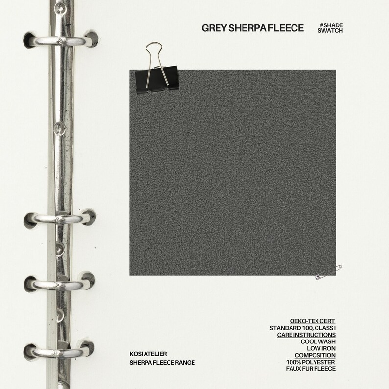 K&ouml;nnte beinhalten: Ein Muster aus grauem Sherpa-Fleece-Stoff, an einer wei&szlig;en Seite befestigt. Der Text "GREY SHERPA FLEECE" und "#SHADE SWATCH" sind sichtbar. Zus&auml;tzlicher Text enth&auml;lt "KOSI ATELIER SHERPA FLEECE RANGE" und Pflegehinweise.