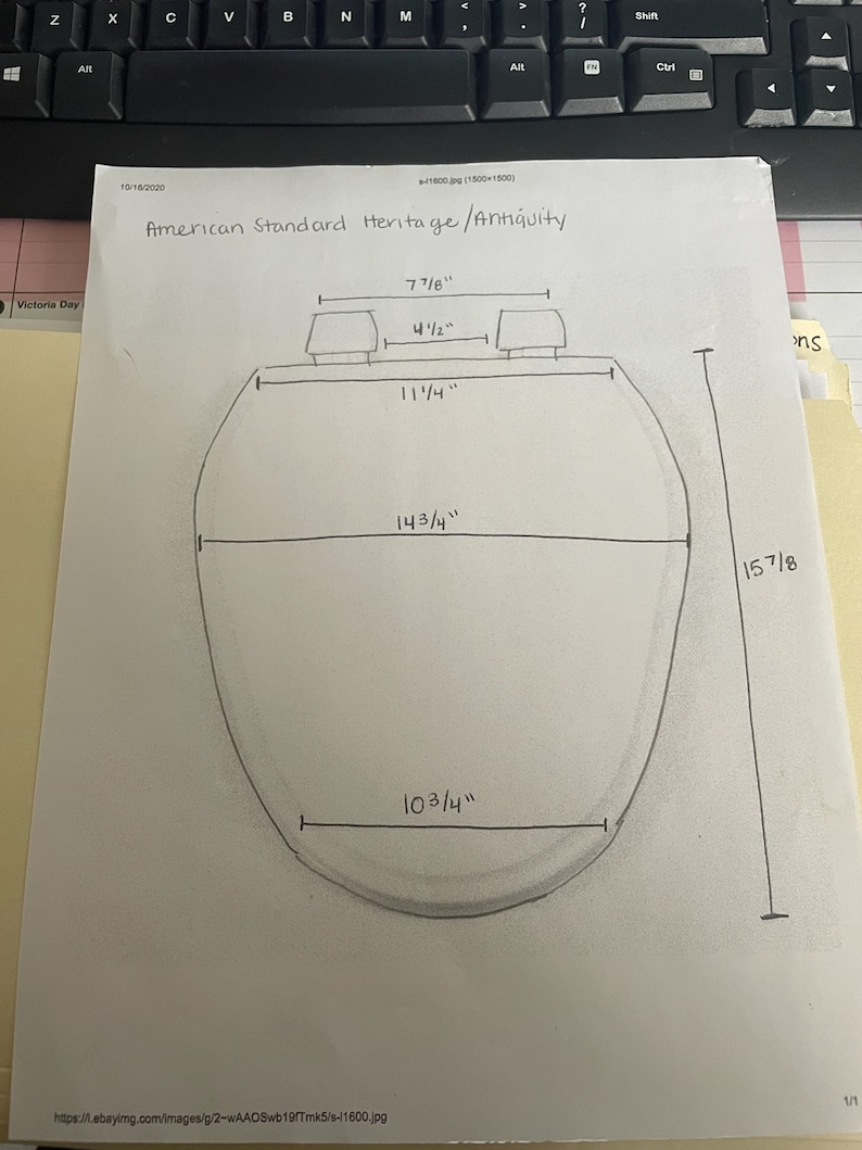 Puede incluir: Un diagrama dibujado a mano de un inodoro American Standard Heritage con medidas en pulgadas. El inodoro tiene 10 3/4 pulgadas de ancho, 14 3/4 pulgadas de alto y 15 7/8 pulgadas de adelante hacia atr&aacute;s. El asiento del inodoro tiene 11 1/4 pulgadas de ancho y 7 7/8 pulgadas de largo. El tanque del inodoro tiene 4 1/2 pulgadas de alto.