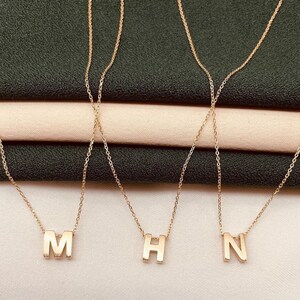 Collar con letra personalizada de oro de 14 quilates, colgante con inicial personalizada, delicada joyería de oro, regalo perfecto para ella, cumpleaños o aniversario.